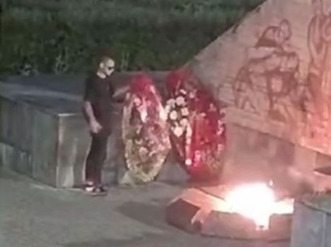 Выходка вандала на воинском мемориале в Старой Руссе попала на видео