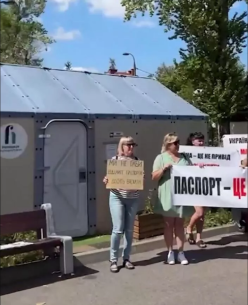 Украинцы устроили акцию протеста в Варшаве