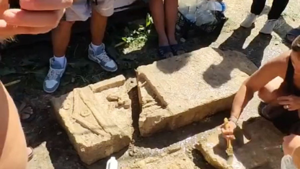 В Крыму обнаружили две античные надгробные плиты и клад под ними