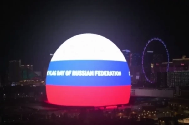 В Лас-Вегасе самый большой сферический экран окрасился в цвета флага РФ