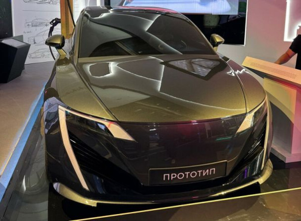 В Москве показали новый российский электроседан
