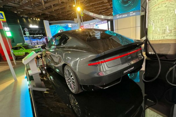 В Москве показали новый российский электроседан