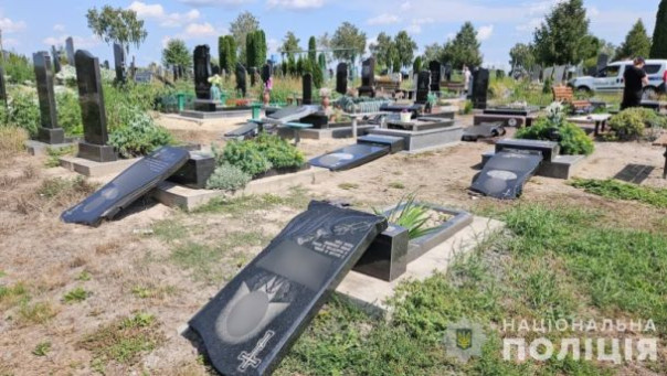 В Винницкой области мужчина разгромил более 70 могил военных