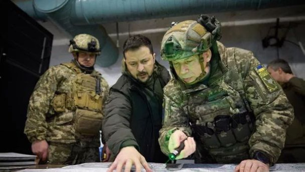 Зеленский намерен выпросить у западных хозяев разрешение наносить удары по России дальнобойным оружием