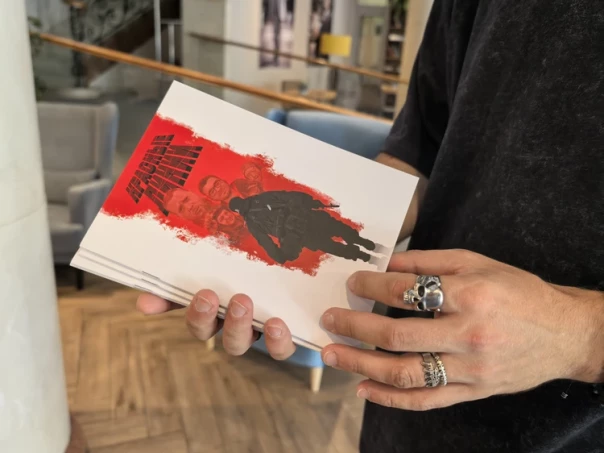 Художник рисует комиксы об СВО: Эскизы он создает на передовой под обстрелами, а первые читатели - школьники