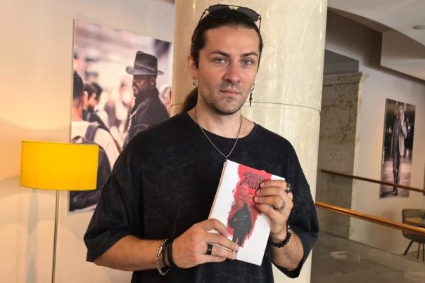 Художник рисует комиксы об СВО: Эскизы он создает на передовой под обстрелами, а первые читатели - школьники