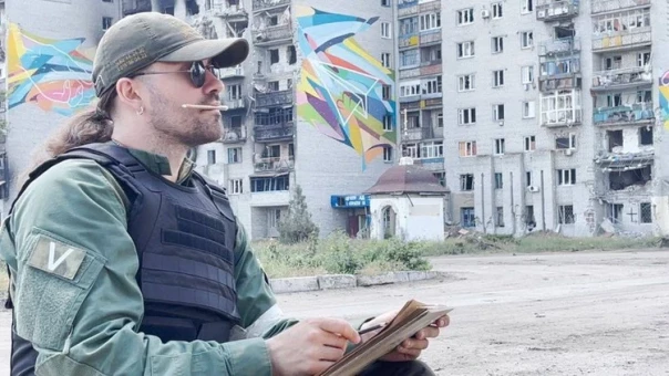 Художник рисует комиксы об СВО: Эскизы он создает на передовой под обстрелами, а первые читатели - школьники