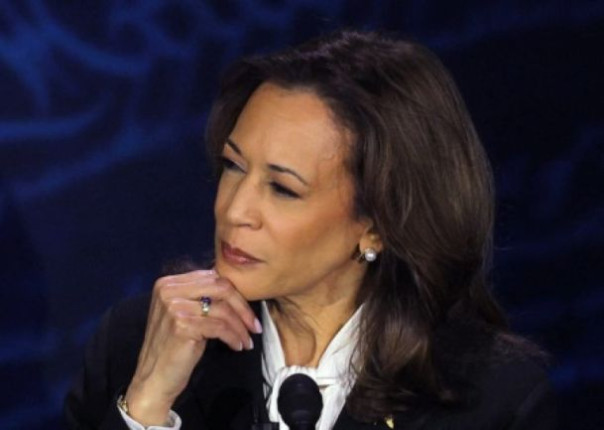 Камала Харрис пришла на дебаты с Трампом в наушниках в виде сережек.