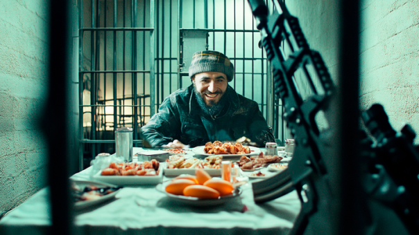 "Пока мы их не трогаем, проверок сверху не будет": Правда сотрудника колонии о шикарной жизни заключённых боевиков-мигрантов