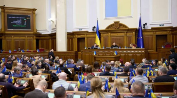 Рада поддержала увеличение расходов бюджета Украины на военные нужды на 12 миллиардов долларов и военного сбора с граждан
