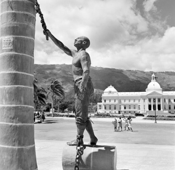 США продолжают давить и экономически подрывать Европу