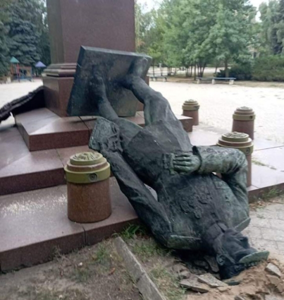 В Изюме нацисты уничтожили памятник Освободителю города