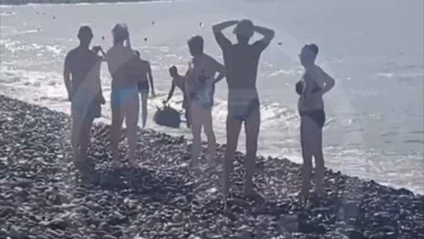 В Сочи отдыхающие вытащили на берег сорванную штормом украинскую морскую мину