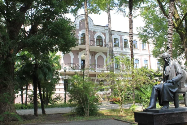 Глава Минобороны Абхазии поручил закрыть выставку с фото террориста Басаева