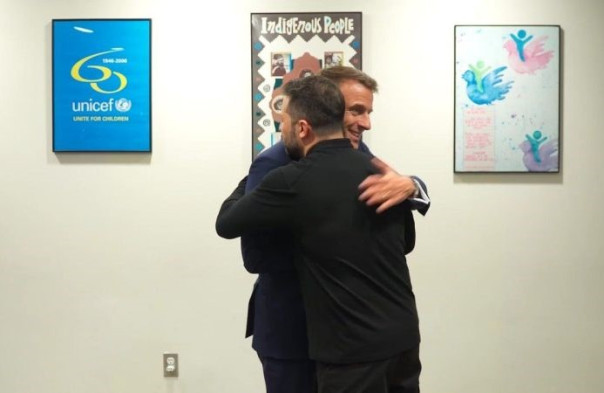 Макрон колеблется вместе с линией Ротшильдов