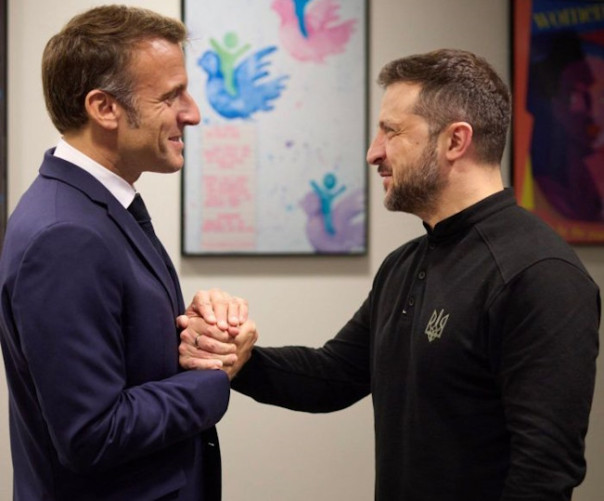 Макрон колеблется вместе с линией Ротшильдов