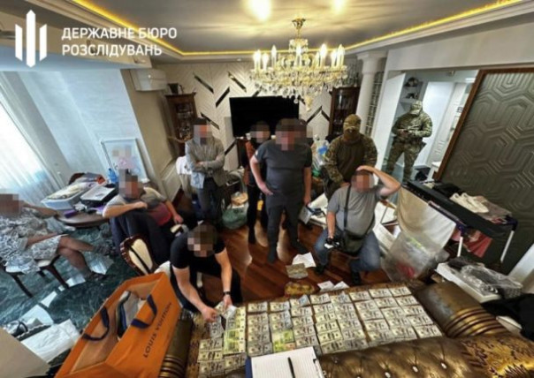 Миллионы в тумбочке. Депутат из &laquo;Слуги народа&raquo; вместе с сыном &laquo;заработала&raquo; на уклонистах более 6 миллионов долларов