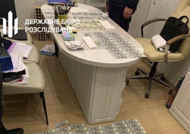 Миллионы в тумбочке. Депутат из &laquo;Слуги народа&raquo; вместе с сыном &laquo;заработала&raquo; на уклонистах более 6 миллионов долларов