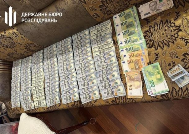 Миллионы в тумбочке. Депутат из &laquo;Слуги народа&raquo; вместе с сыном &laquo;заработала&raquo; на уклонистах более 6 миллионов долларов