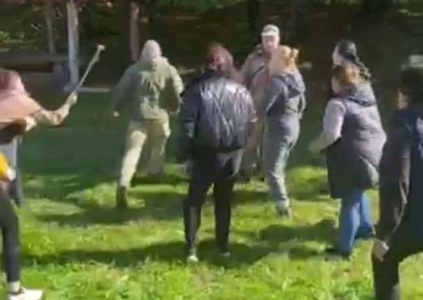 Женщины закидали камнями микроавтобус с людоловами в Закарпатской области.