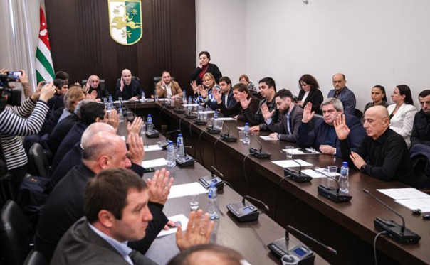 Абхазский консенсус: большинство &mdash; за Россию, но против олигархов