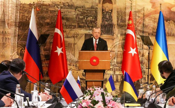 Лавров насупился: Турции хорошо сидеть на двух стульях — но они могут стать электрическими