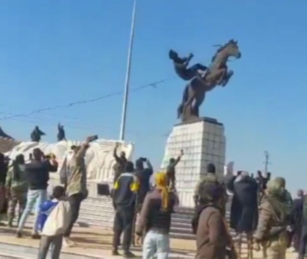 В центре Алеппо террористы захватили цитадель и снесли памятник Хафезу Асаду, отцу нынешнего президента Сирии | Заявление САА по поводу сдачи Алеппо