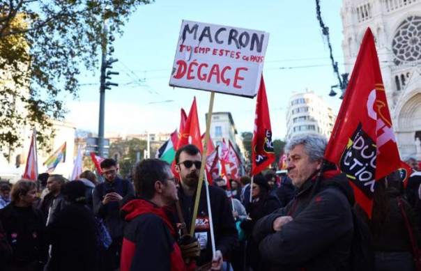 Франция погружается в политический и социальный хаос