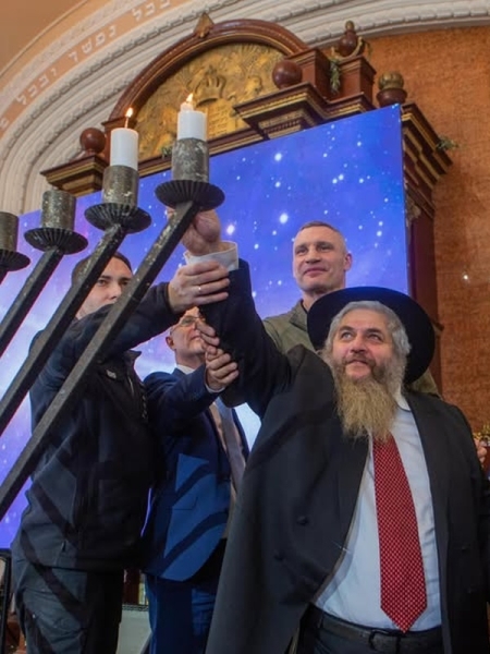 Украина &mdash; это Израиль? На Майдане стоит самая большая менора в Европе, Зеленский празднует Хануку, украинцев призывают принять иудаизм