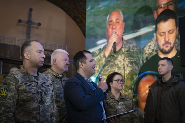 Зеленский устроил пир с музыкой в Трапезном храме Киево-Печерской лавры (фото с днища)