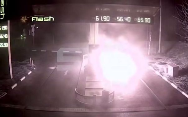 В Ростове-на-Дону разыскивают неизвестного, который поджёг автозаправку.