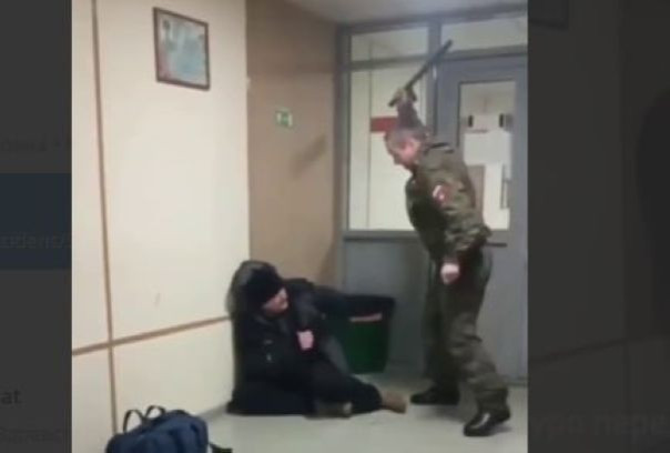 В Тыве упырь в форме военной полиции избивал дубинкой раненных контрактников ВС РФ и применял к ним электрошокер