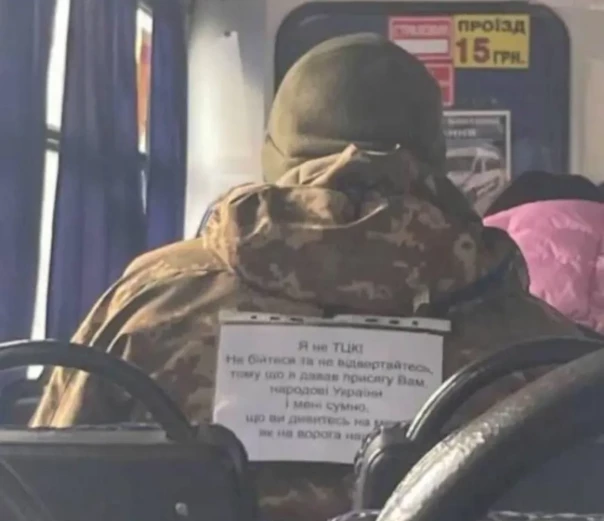 «Я не ТЦК, не смотрите на меня как на врага»: в украинских соцсетях появилось фото военнослужащего с «информационной табличкой»