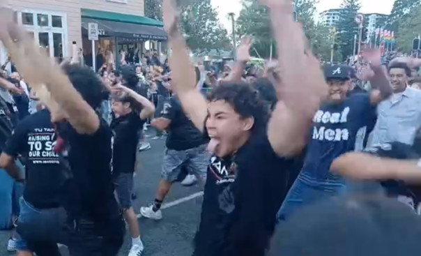 Коренные новозеландцы выступили против педерастии