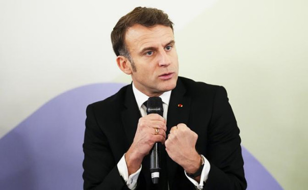 Макрон пытается &laquo;играть в Трампа&raquo;, но выглядит как клоун