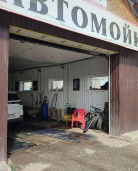 Организованная банда в Каменск-Уральском похитила девушек, под камеру пытала их на автомойке, обливая ледяной водой и пеной.