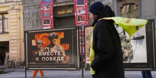 В Петербурге выпускница московского колледжа полиции надругалась над фотовыставкой «Вместе к Победе»