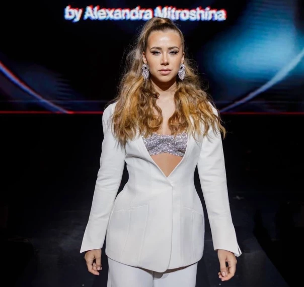 Блогершу Александру Митрошину задержали в Краснодарском крае, сейчас её везут в Москву.