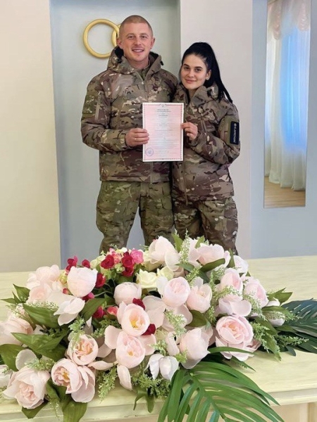 &laquo;Если ты освободишь мой город, я выйду за тебя замуж&raquo;: Как русские бойцы играют свадьбы в зоне спецоперации