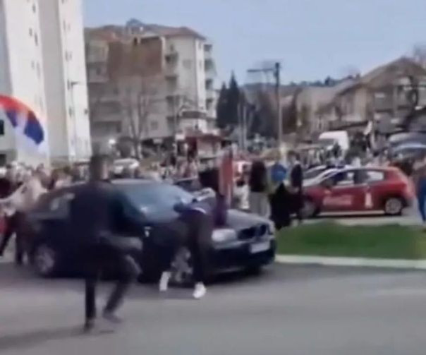 В Белграде машина въехала в толпу протестующих