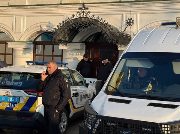 Захват Киево-Печерской лавры продолжается &mdash; &laquo;комиссия&raquo; ворвалась в Дальние пещеры и хочет провести &laquo;инвентаризацию мощей&raquo;