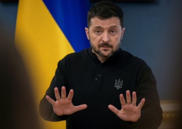 Зеленский на брифинге устроил спектакль со звонком Макрона