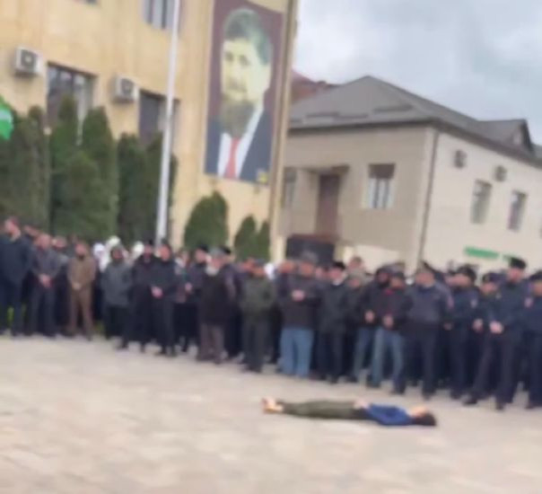 Тело на&shy;пав&shy;ше&shy;го на ДПС вы&shy;став&shy;ле&shy;но на пуб&shy;лич&shy;ное обо&shy;зре&shy;ние род&shy;ствен&shy;ни&shy;ков и жи&shy;те&shy;лей го&shy;ро&shy;да на пло&shy;ща&shy;ди Ачхой-​Мартана