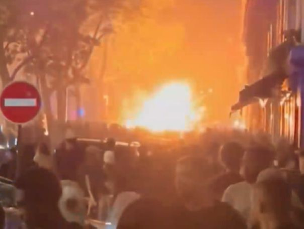 Автомобиль взорвался в толпе празднующих фанатов «ПСЖ» на Елисейских полях в Париже. Три человека серьёзно ранены.