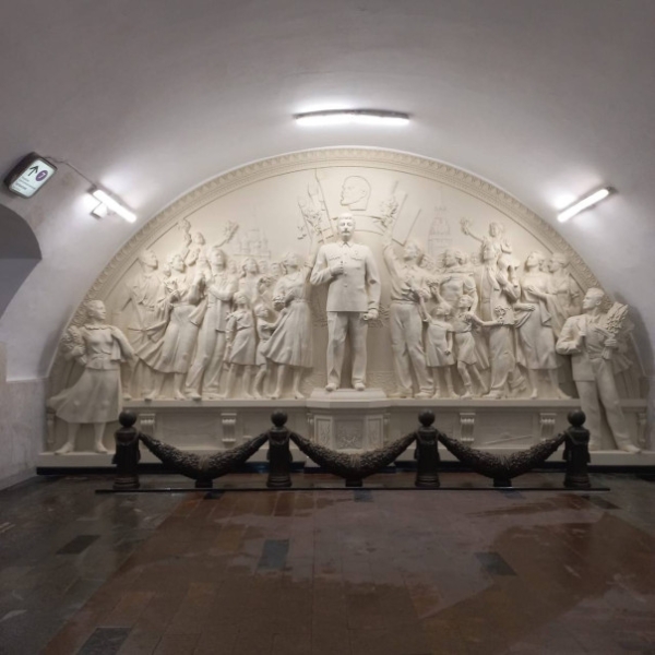 Барельеф с Иосифом Сталиным открыт в переходе станции &laquo;Таганская&raquo; в Москве к 90-летию метро.