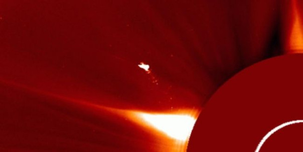 Над Солнцем появился объект в десять раз больше Земли, похожий на летательный аппарат