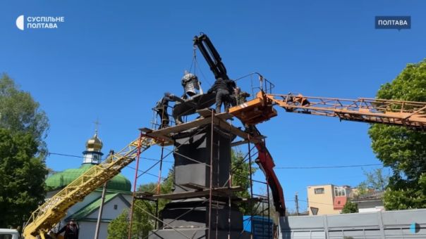 &laquo;Просто позор&raquo;: в Полтаве демонтировали монумент Петру I, а в Днепропетровской области декоммунизировали мемориал павшим воинам