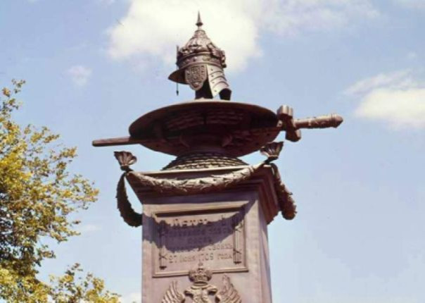 &laquo;Просто позор&raquo;: в Полтаве демонтировали монумент Петру I, а в Днепропетровской области декоммунизировали мемориал павшим воинам