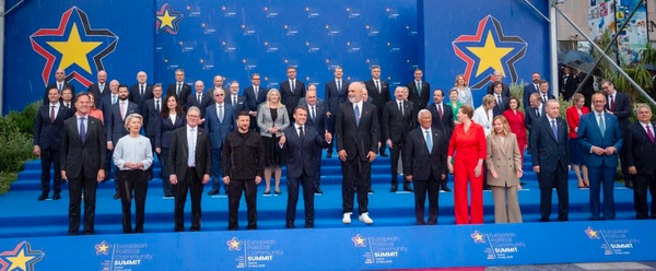 &laquo;Угадайте, кто единственный идиот?&raquo; Макрона высмеяли из-за фото на европейском саммите