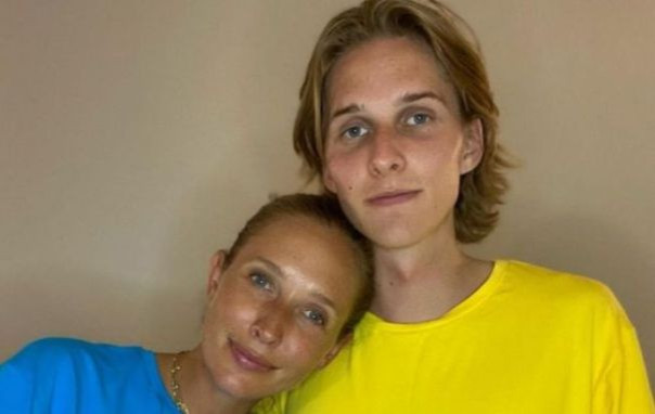 Украинская телеведущая Екатерина Осадчая, чей сын прячется в США, возмутилась украинскими подростками, не желающими умирать за ЗЕ-гниду